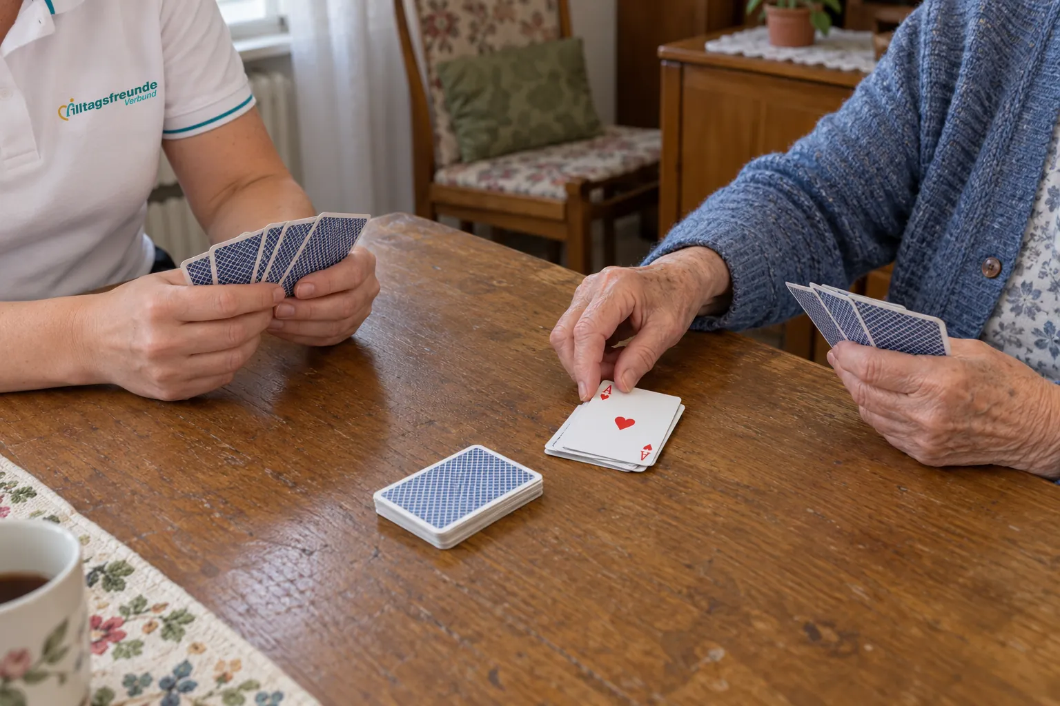 Kartenspiel am Tisch mit einer Seniorin
