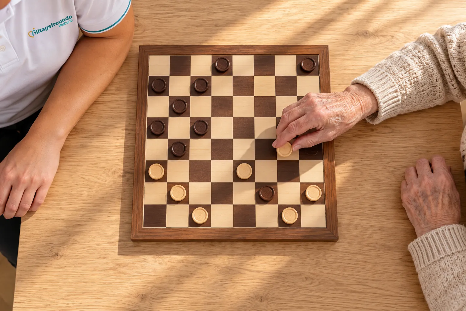 Brettspiel am Tisch: Hand einer Seniorin und eines Alltagsfreunds