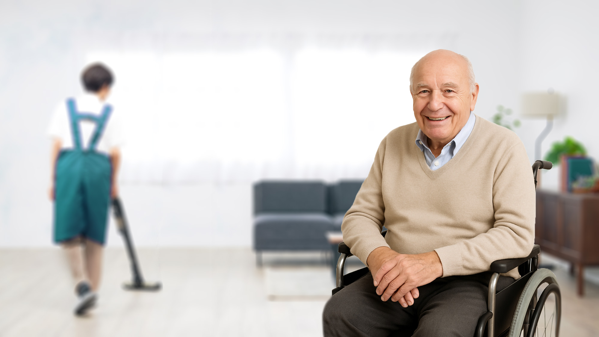 Senior im Rollstuhl lächelt zufrieden, während im Hintergrund eine Haushaltshilfe die Wohnung saugt – Mainz